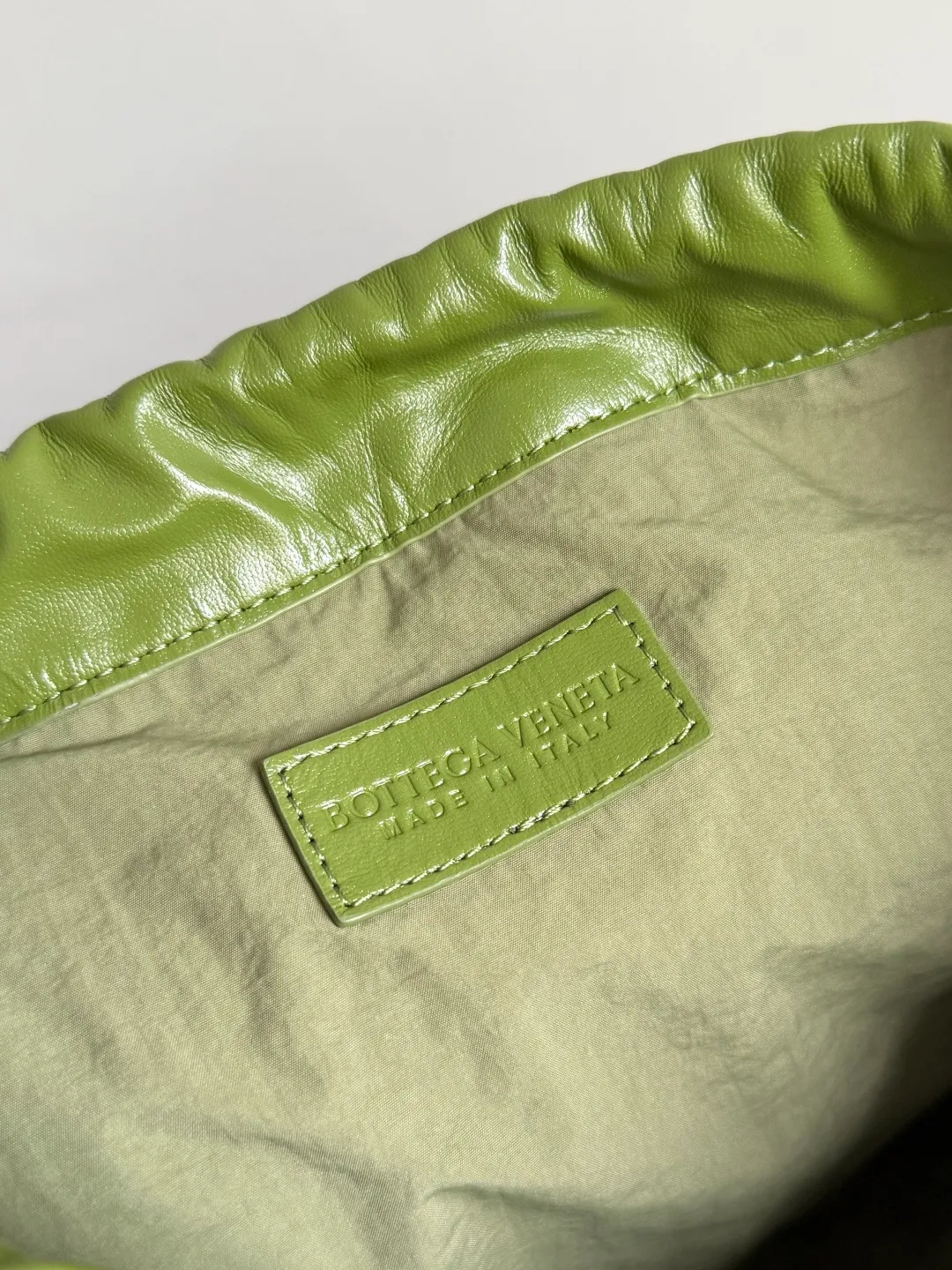 Batch 1560 Armpit bags have become a fashionable item that every girl has in their hands in recent years🛍️. The elegant and simple style has won the love of many people of different ages. However, there is an unavoidable trouble with armpit bags, that is, the capacity is too small, and BOTTEGA VENETA’s new Dustbag Considering people's travel needs, the capacity of garbage bags has been greatly upgraded. Folding umbrellas, water cups, and girls' makeup powder and lipstick can all be accommodated. It is very light and resistant to dirt. Even if you have a lot of things when traveling, it can reduce the burden to a certain extent. The shoulder straps are buckled and can be changed at will. It can be used for hand holding or as the liner of a large bag. After the drawstring is drawn, it looks like a cloud bag. It is very suitable for concave styling when traveling in summer🙋🏻‍♀️ Style number: 796728 Size: 32*23*1cm